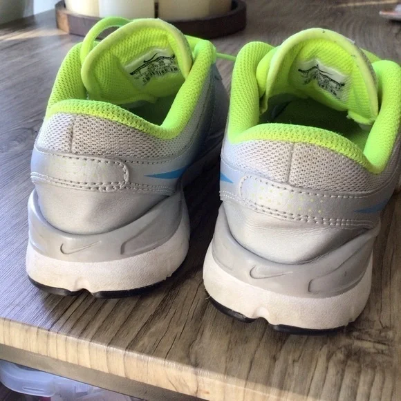NIKE Athletic Running Shoes - Picture 4 of 12